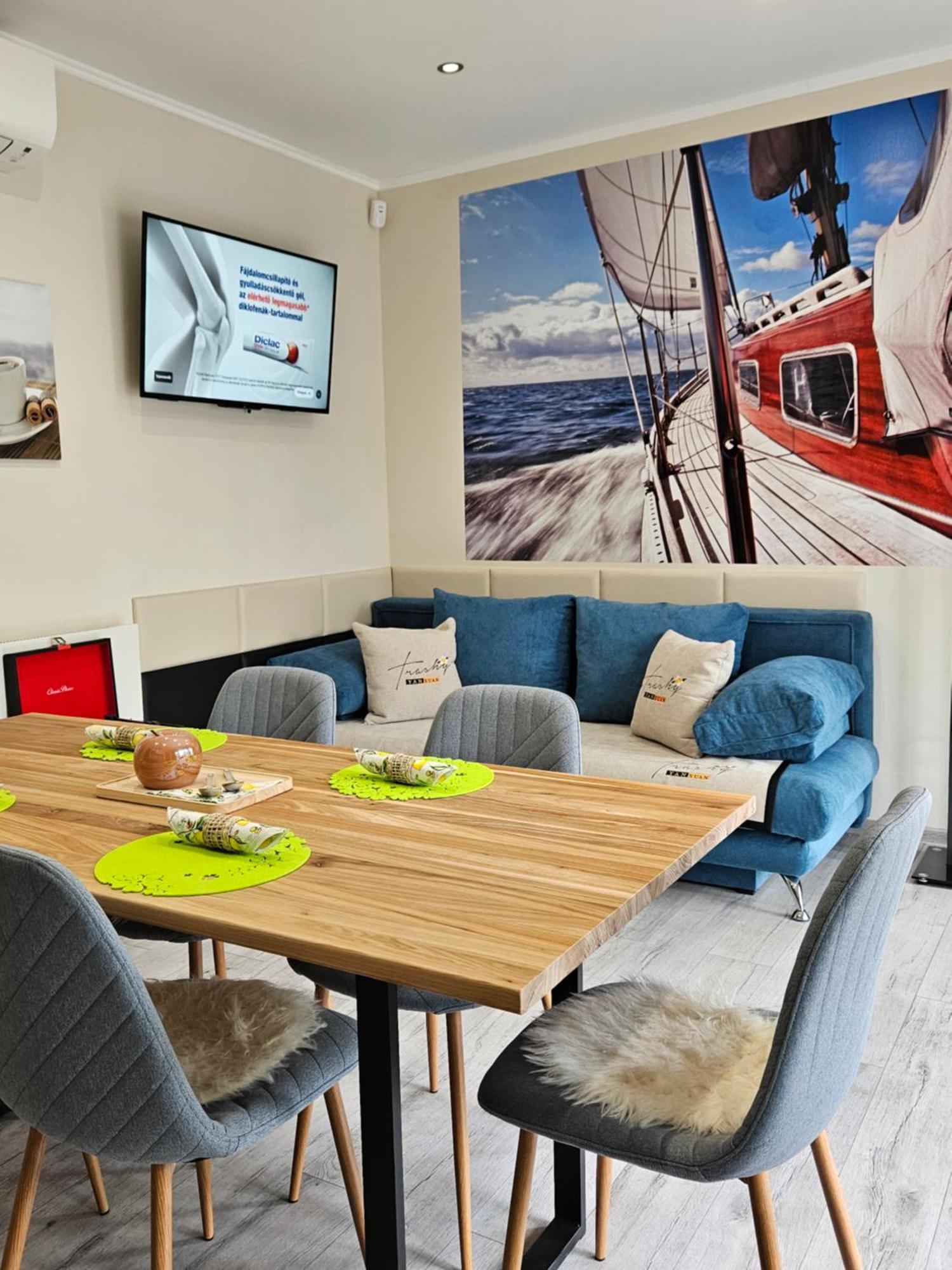 Bowery Guest Houses - Arnyas Vendeghazak Balatonalmadi Bagian luar foto