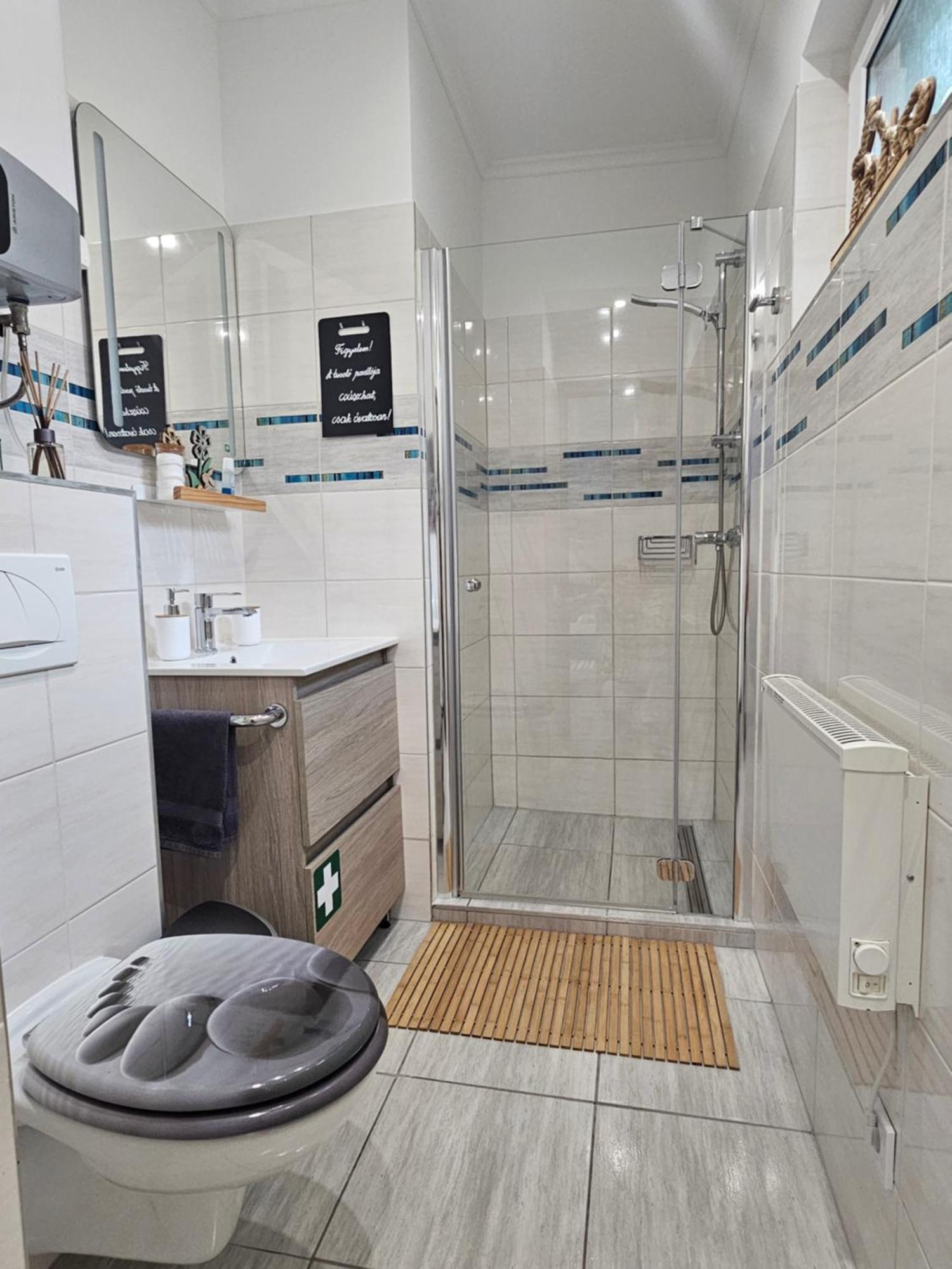 Bowery Guest Houses - Arnyas Vendeghazak Balatonalmadi Bagian luar foto